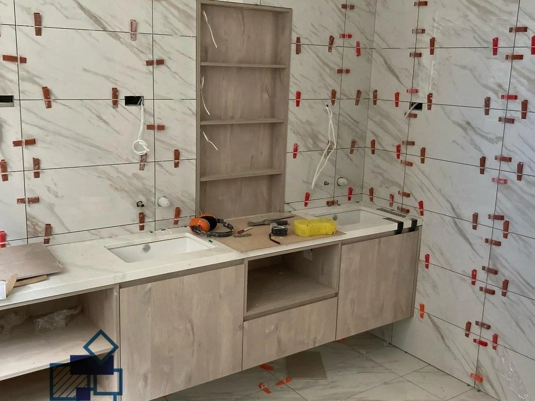 Marble-look wall tiling around a vanity